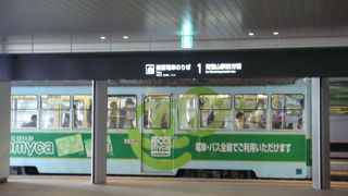 新幹線の高架下に停留所