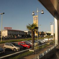 ロビーから表通りを、スーパーは右奥。