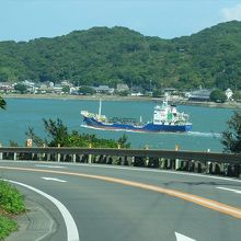 道筋では、海も山もある変化に富んだ景色が楽しめます。