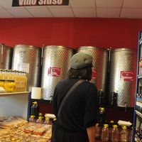 近くのスーパー、シルバーのタンクはオリーブオイル。