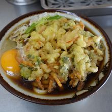 がっちり揚げられた天ぷら。手で持って電車で東京に帰れる位だ。