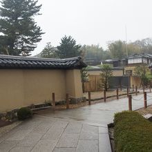 妻室の脇の小路を歩いていくと大宝蔵院です