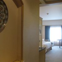 ホワイエ部分に焼き物が飾られているデラックスルームです