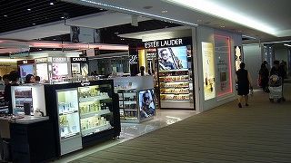 店舗広く、化粧品が特に充実