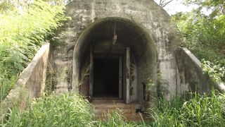 空港のすぐそばに今も残る戦跡