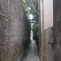 カフェワヤンの向かいのこんな路地を入っていきます。