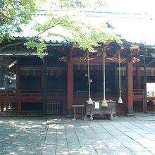 平日の昼下がりで参拝客はちらほらでした。