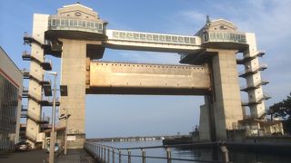 遠くから目立つも頼りなさそう