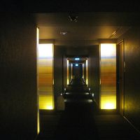 客室フロアの廊下も美しい照明…お洒落ですねぇ