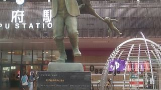 裏面には油屋熊八の功績が記されています