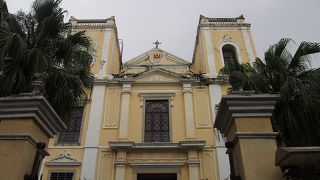 クリーム色と白の大きくて綺麗な教会