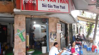 ボリュームたっぷりワンタン麺のお店