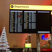 空港内（このデザイン好きです。シンガポールに似てますね）