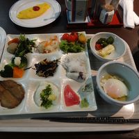 朝食はバイキング。品数が豊富で味もいい。