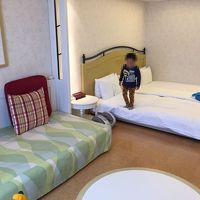 4人がゆったり寝れるベッドと窓際にはソファー。