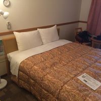 ダブルルームでした。ベッド幅も広く、枕やマットレスは程よい固