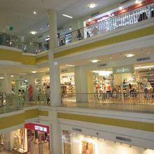 広いプラザには、高級な店が並んでいます。