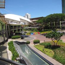 左側がレストランビルの「ザ・テラス」。いい店がいっぱいです