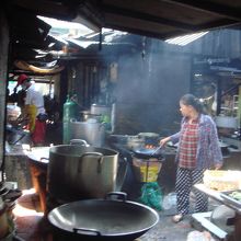 裏の細道の食堂調理場