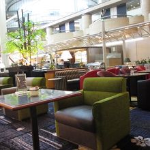 ゆったりしたソファの席