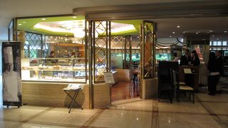 ホテルメイドのパンやケーキが美味しいホテル内のショップ