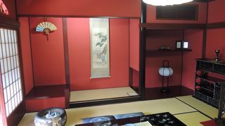 真っ赤な壁の部屋がインパクトあり