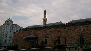 遠くからも見える美しい尖塔のあるミナレットのあるモスク