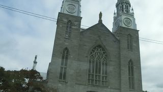 左右の塔が尖っています