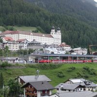 ホテルからではないのですが、駅と修道院(見学出来ます)！