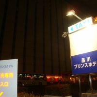 夜なのでよく見えませんが、外観です。