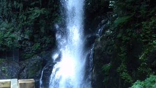 自然のミストが浴びられる釜滝
