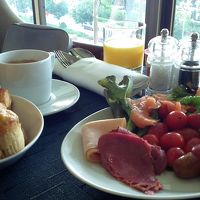 ラウンジでの朝食　