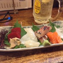 刺し盛り、焼き物、飲み物二杯でチケット二枚