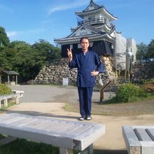 浜松城をバックに