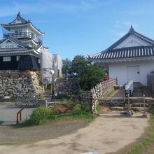 天守閣と天守門