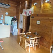 ログハウスみたいな店内