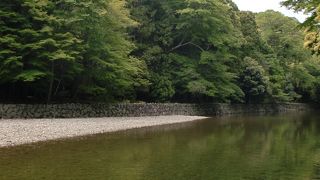 清らかな空気に包まれた五十鈴川