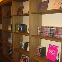 ラウンジ内の多数の蔵書