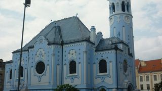 青いパステル調の教会