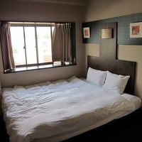 キングサイズのベッドがでーんとしてます？