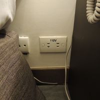 コンセントは日本と同じ。ベッドサイドに有り