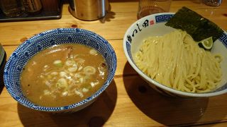 すだちを搾って食べるつけ麺