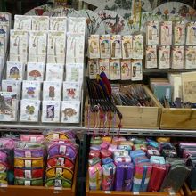 ばら撒きお土産によさそうな小物入れやしおりなどがたくさん