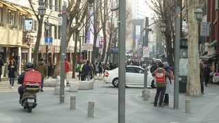 骨董屋さんに土産物屋さん、食堂もたくさんある