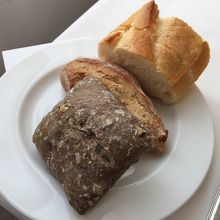 手前から、胡桃、イチヂク、バゲット