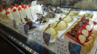 ケーキを食べに