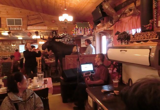 メープル街道のメープル小屋でケベック料理を食べた