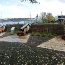 港の広場の大砲　lower town