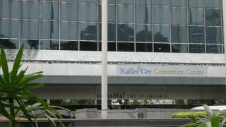 華やかなショッピングセンター。