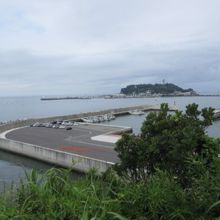 腰越漁港と江ノ島